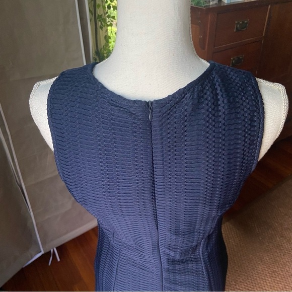Sharagano Dress Size 6 Zipper Slit Navy Blue Textured Sleeveless Sheath Dress - Picture 8 of 15